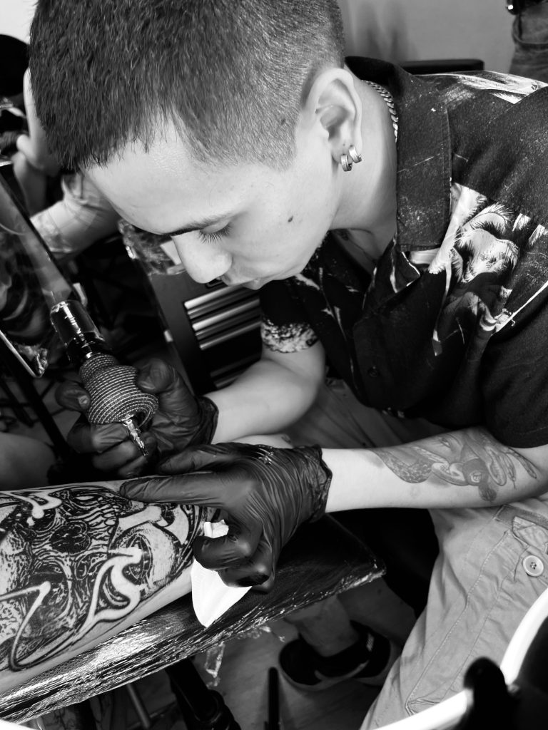 El tatuador realizando un proyecto.